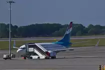 Luxair LX-LGQ (Boeing 737 NG), von Luxair abgestellt auf dem Vorfeld des Flughafens von Luxemburg. Mai 2020