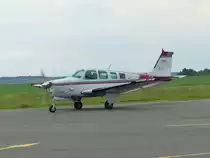 Beech B 36TC Bonanza, N449LL auf dem Weg zur Parkpostion in Gera (EDAJ) am 22.5.2020