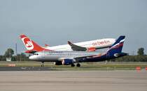 A 320 der Aeroflot auf dem Rollweg und im Hintergrund startender A 330 der Air Berlin in Dsseldorf - 09.10.2009