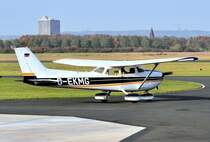 Cessna 172 auf dem Flugplatz Bonn-Hangelar rollt zur Startbahn - 30.10.2009