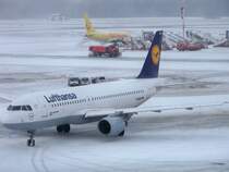 Lufthansa, A320-211, D-AIPZ auf dem Hamburger Flughafen. Aufgenommen am 19.12.09.