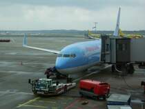 TUIfly, B737-804, D-ATUA auf dem Hamburger Flughafen. Aufgenommen am 29.03.09.