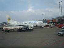 AeroSvit, B737-3Q8, UR-VVL auf dem Hamburger Flughafen. Aufgenommen am 29.3.09.