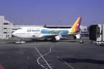 Hier eine Boeing DQ-FJL  Boeing 747-412 der Air Pacific im Oktober 2007 in Los Angeles zum Abflug bereit.