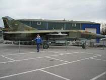 Das alte Kampfflfugzeug mit mir in Sinsheim. Mein Vater schoss das Foto 2007.