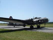 B-17  Fliegende Festung , schwerer amerikanischer Bomber des
2.Weltkrieges,hier bei einer Flugschau in Colmar-Meyenheim,
Juni 2006