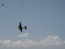 B-17  Flying Fortress  im berflug,
Flugschau Colmar-Meyenheim/Elsass,
Juni 2006