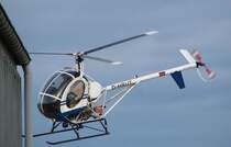 Hughes 269 C ( 300 C ), D-HRUT, fliegt nicht gegen die Halle aber knapp vorbei - Saffig 19.01.2008