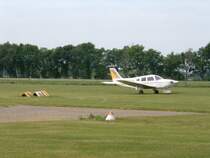 Piper Pa-28 kommt von einem Rundflug ber Oldenburg zurck zum Flugplatz Oldenburg-Hatten am 20.5.07