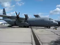 Loockheed C-130 Hercules,
amerik.Langstreckentransportflugzeug mit 4 PTL-Triebwerken,
Erstflug 1954, bereits �ber 2100 St�ck gebaut,noch in Produktion,
Berlin ILA 2006