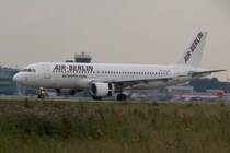 Die in Spanien registrierte EC-KBQ fliegt im Wetlease fr Air Berlin. Am Triebwerk sind die Reverser in Aktion zu sehen. Das Foto stammt vom 09.07.2007