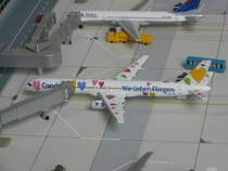 Boeing 757-300 der Condor mit Sonderlackierung  50 Jahre Condor  steht an einer Gangway an meinem Terminal 1.