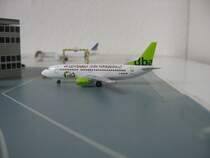 Eine Boeing 737-300 von dba in Sonderlackierung  Willkommen zum Fuball  steht vor meinem Modellflughafen.