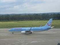 Die Boeing 737-800 D-AHFN von rollt am 11.07.2007 noch in Hapag-Lloyd Lackierung ber das Rollfeld des Flughafens Kln/Bonn.