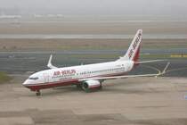 Air Berlin (D-ABAQ  Boing 737-800) am Flughafen Dsseldorf,7.2.2010.
