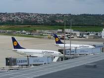 D-ABJA(Lufthansa) und D-ABJC(Lufthansa) im Flughafen/Airprt-Stuttgart. Aufgenommen am 3.Juli 2007