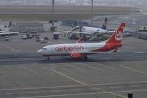 Boeing 737-700 von Air Berlin beim Rollen zur Startbahn in Frankfurt am Main am Samstag, den 6. Februar 2010