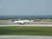 D-ABXP, Boeing 737-300  Fulda  als Flug LH 1054 aus Frankfurt kurz vor dem Aufsetzen auf die Landebahn in Dresden-Klotzsche; 24.05.2007
