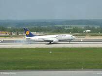 Aus Frankfurt kommt die Boeing 737-300  Fulda  als Flug LH 1054. Jetzt gibt es gerade den ersten Kontakt von D-ABXP mit der Landebahn in Dresden-Klotzsche; 24.05.2007
