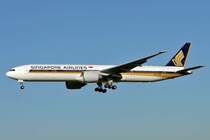 Singapore Airlines mit der brandneuen Boeing 777-312(ER) im Endanflug auf Rwy 14  (ZRH 13.7.2007)