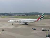 Ein Airbus A 330-200 der Emirates ist gerade aus Dubai in Dsseldorf gelandet und wird nun zum Gate gelotst. Aufnahme vom 12.07.2007