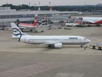 Boeing 737-400 SX-BGV der Aegean verlsst die Parkposition um via Thessaloniki zurck nach Athen zu fliegen. Aufnahme vom 12.07.2007.