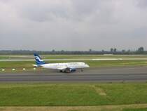 Eine Embraer 170 der Finnair ist auf dem Weg zur Startbahn um kurz danach nach Helsinki zu fliegen. Aufnahme vom 12.07.2007.