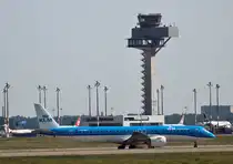 KLM-Cityhopper , ERJ-195 E2, PH-NXE, BER, 26.06.2024