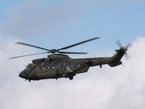 Im sehr dynamischen Tiefflug rauscht dieser niederl. Cougar ber die  Landebahn in Kleine - Brogel. Das Foto stammt vom 17.07.2007