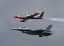 Schne Formation...ein Fouga Magister und die belgische Solo-Display Maschine berfliegen Kleine - Brogel. Das Foto stammt vom 17.07.2007