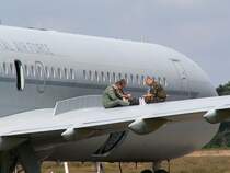 Das ist doch mal ein beneidenswerter Picknickplatz. Die Crew der VC10 macht es scih auf der Tragflche bequem. Das Foto stammt vom 17.07.2007