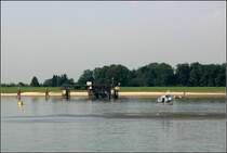 Eine Bell 206 LongRanger ber der Elbe. 16.7.2007 (Matthias)