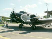 Der Rundflug mit der Ju-52/3m g4e (Baujahr 1939)ist beendet.Jetzt kommt sie wieder in den Hangar.Weltweit sind nur noch acht Junkers Maschinen vom Typ Ju-52 flugfhig,davon vier in der Schweiz.Dbendorf 25.07.07