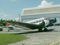 Hier die Ju-52/3m A-702 Kennung HB-HOT der Ju-Air in Dbendorf/CH vor dem Hangar.Beim rechten Motor ist die Verkleidung zu Reparaturzwecken entfernt worden.25.07.07