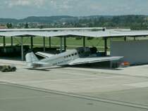 Hier untergestellt,die dritte Ju-52 der Ju-Air,Kennung HB-HOY,eine Casa 352(Lizenzbau aus Spanien)Die vierte Ju-52 der Ju-Air HB-HOP,bekam ich nicht zu Gesicht.Wahrscheinlich weilt sie im Ausland.Dbendorf 25.07.07