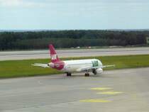 LZ-MDA Airbus A320 (A3202) der Air Via Airways rollt zum Start als Flug VIM 124 nach Burgas; Dresden-Klotzsche, 27.08.2007

