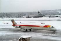 Eine MD 88 (EC-FND)der Iberia rollt im Winter 2005 auf dem verschneiten Z�rich-Flughafen zur Abflugpiste.