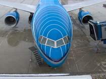 Die Schnauze der Boeing 777  Freedom of Space  der Malaysia. Abgelichtet im Winter 2005 auf Z�rich Airport.