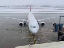 Arbeitslos und leicht verschneit wartet im Winter 2005 eine A 321 der Swiss in Z�rich-Flughafen.