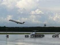 LZ-LDK McDonnell Douglas 82 (MD82) der Bulgarian Air Charter startet als Flug BUC2106 nach Varna w�hrend am Boden D-ACKB Canadair Jet 900 (CJ 900) von Lufthansa Regional aus M�nchen die Flugg�ste in den Bus entl�sst; Dresden-Klotzsche, 04.09.2007

