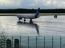 D-ABOC Condor (B7573) spiegelt sich auf dem regennassen Rollfeld in Dresden-Klotzsche, 04.09.2007
