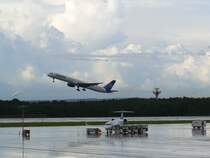 D-ABOC Condor (B7573) startet als Flug D 2402 nach Antalya w�hrend am Boden D-ACKB Canadair Jet 900 (CJ 900) von Lufthansa Regional aus M�nchen die Flugg�ste in den Bus entl�sst; Dresden-Klotzsche, 04.09.2007
