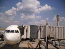 Boeing 767-300 kurz vor dem Start in Atlanta.
Im Hintergrund der sch�ne Tower!