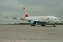 Die Boeing 777-2Z9 ER ( OE-LPB ) von Austrian Airlines die einst unter den namen von Lauda Air flog, rollt nun auf dem Vorfeld zu seiner Parkpossition. Das Flugzeug landete p�nktlich 9: 15 Uhr auf der neuen Landebahn in Dresden am 5.9.2007.

Ren� Riedel 
