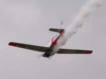 Im Tiefflug und mit aktiviertem Rauchgenerator schie�t diese Pilatus in Krefeld �ber den Platz. Das Foto stammt vom 01.09.2007