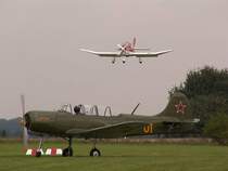 Die YAK 18 wartet auf die Landung der Robin 400. Das Foto stammt vom 01.09.2007