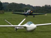 Die Salto im Vordergrund wird zum Start geschleppt, w�hrend die T6 gerade von einer Flugvorf�hrung zur�ck gekommen ist. Das Foto stammt vom 01.09.2007