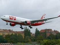 LTU A 330-200 D-ALPD landet Runway 27L Berlin Tempelhof am 08.09.2007