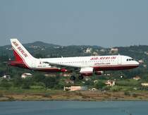 Air Berlin(Belair) A 320-214 HB-IOW kurz vor der Landung in Korfu am 17.07.2010