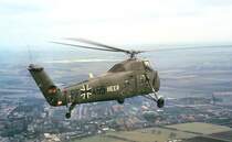 Sikorsky H 34 G-3, PF+465 der Heeresflieger (HFlgBtl 6) in der Nähe seines Standortes Itzehoe - 1964. Scan vom KB-Dia.